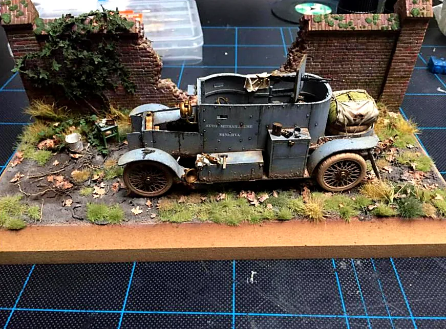 Diorama d’un véhicule blindé devant un mur de briques en ruine